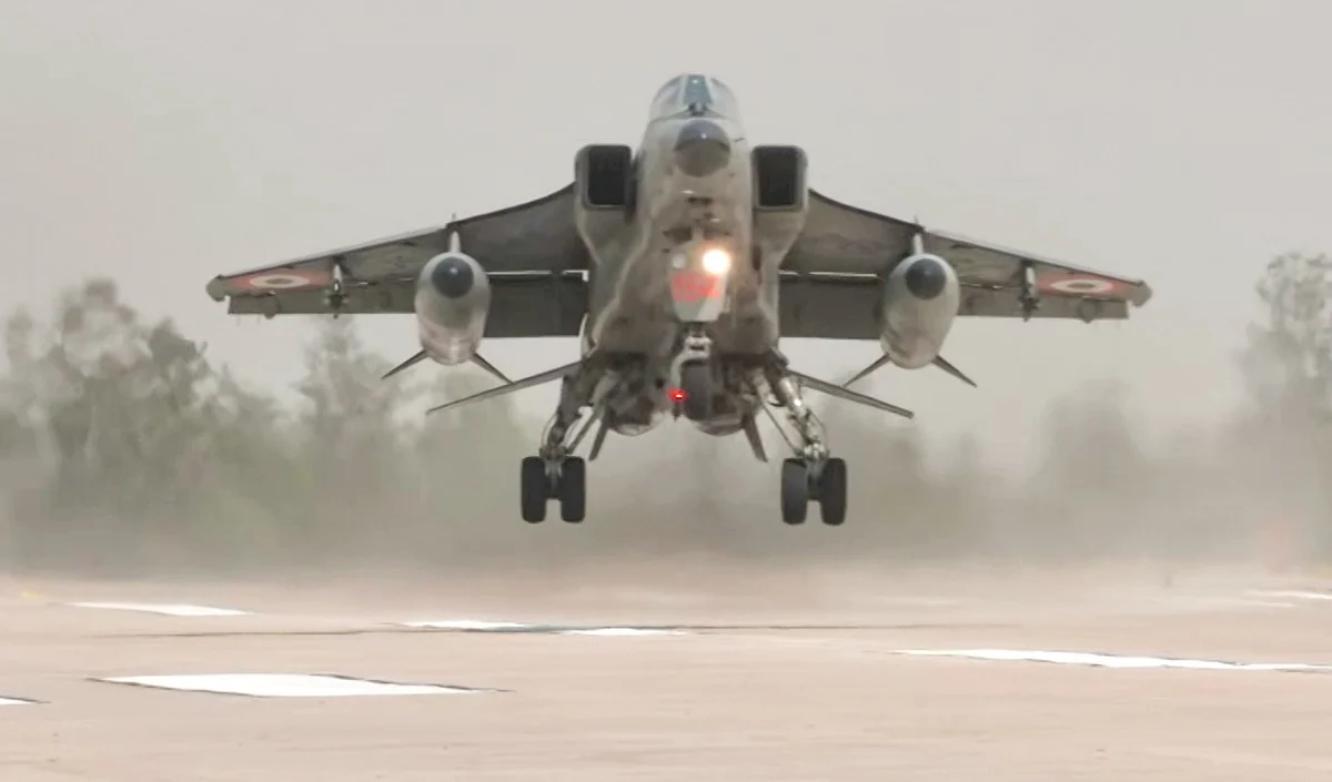 अब हाईवे बनेगा रनवे! Purvanchal Expressway पर IAF की Emergency Landing, दिखी गजब की तैयारी