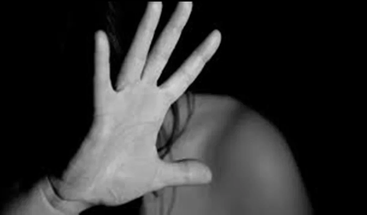 नाबालिग छात्रा से उसके चचेरे भाई ने दुष्कर्म किया