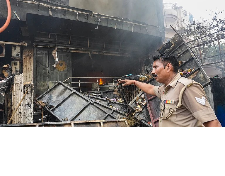 कोचिंग सेंटर अग्निकांड : अवैध निर्माण की खुली पोल, 15 मौतों के बाद बड़ा एक्शन, 4 अधिकारी सस्पेंड और 4 गिरफ्तार