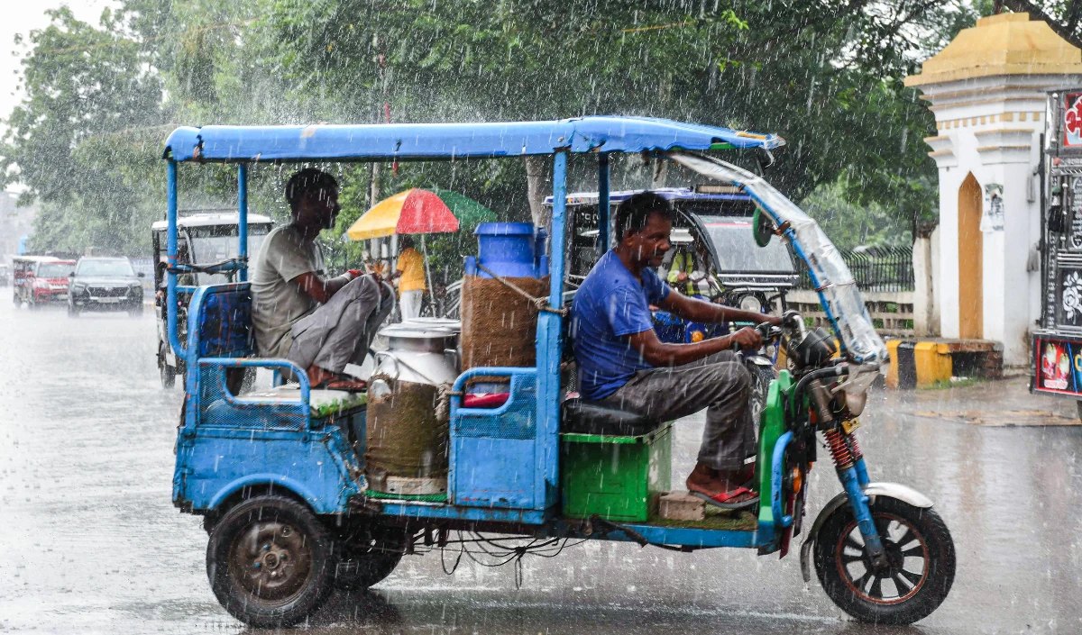 Delhi-NCR Rain: दिल्ली-NCR में सुबह से हो रही तेज बारिश से मौसम हुआ सुहाना, सड़कों पर लंबा ट्रैफिक जाम