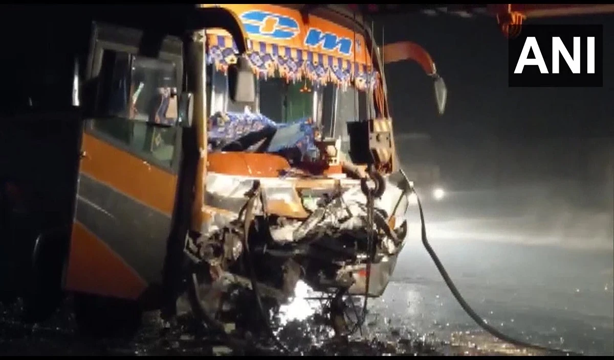 मुंबई-गोवा राजमार्ग पर बस में लगी आग, 44 यात्री बाल-बाल बचे
