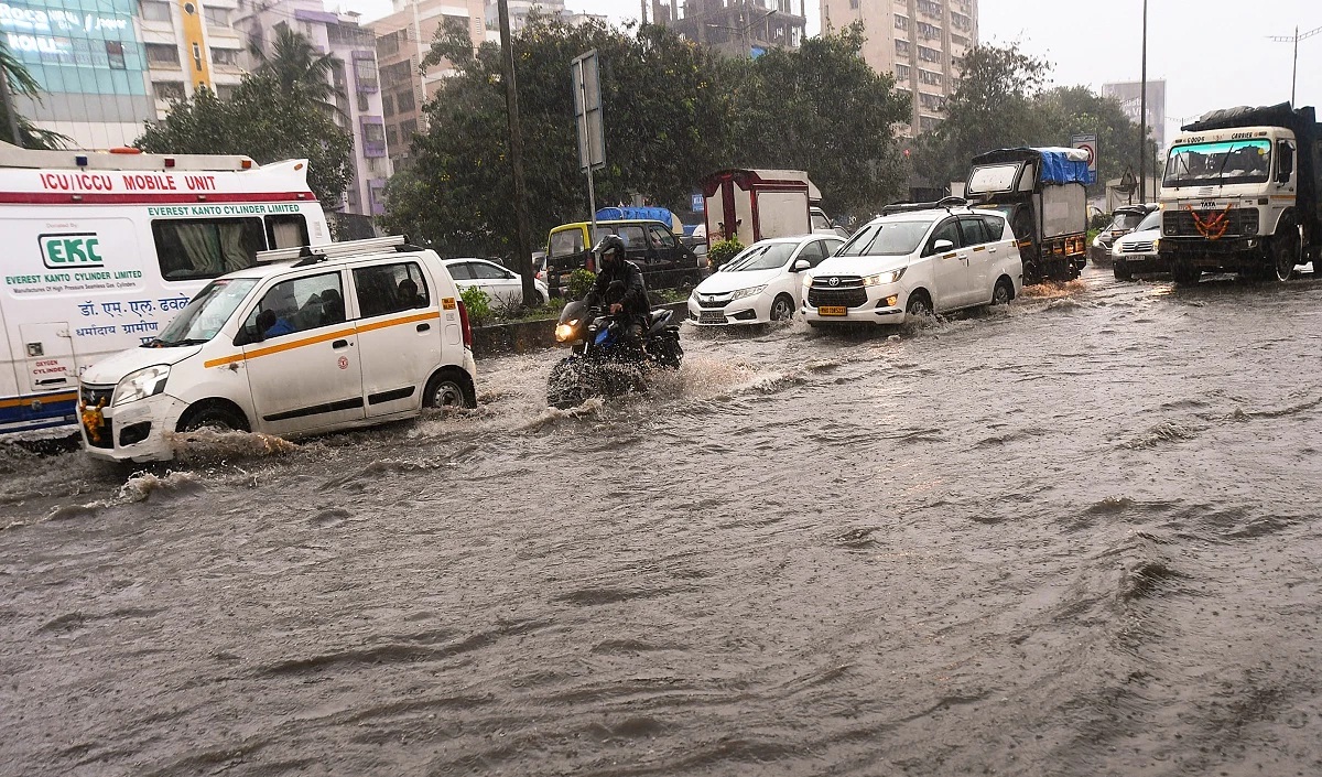 Mumbai के कई हिस्सों में भारी बारिश, आईएमडी ने ‘येलो’ अलर्ट जारी किया