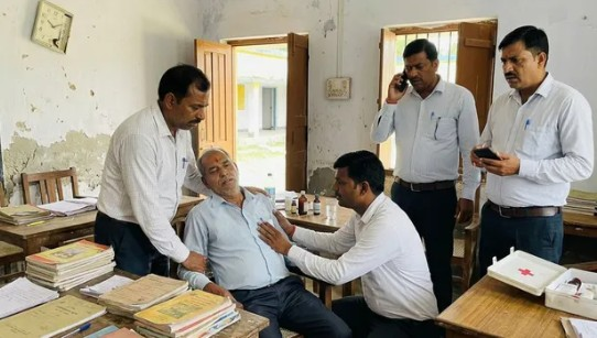 निरीक्षण के दौरान कुर्सी से गिरे सहायक अध्यापक, अस्पताल पहुंचने से पहले मौत