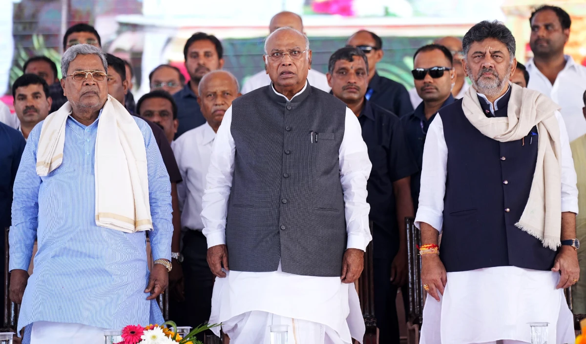 सिद्धरमैया के मुख्यमंत्री कार्यकाल पर सवाल बरकरार, डीके शिवकुमार के साथ कर्नाटक सीएम दिल्ली रवाना हुए