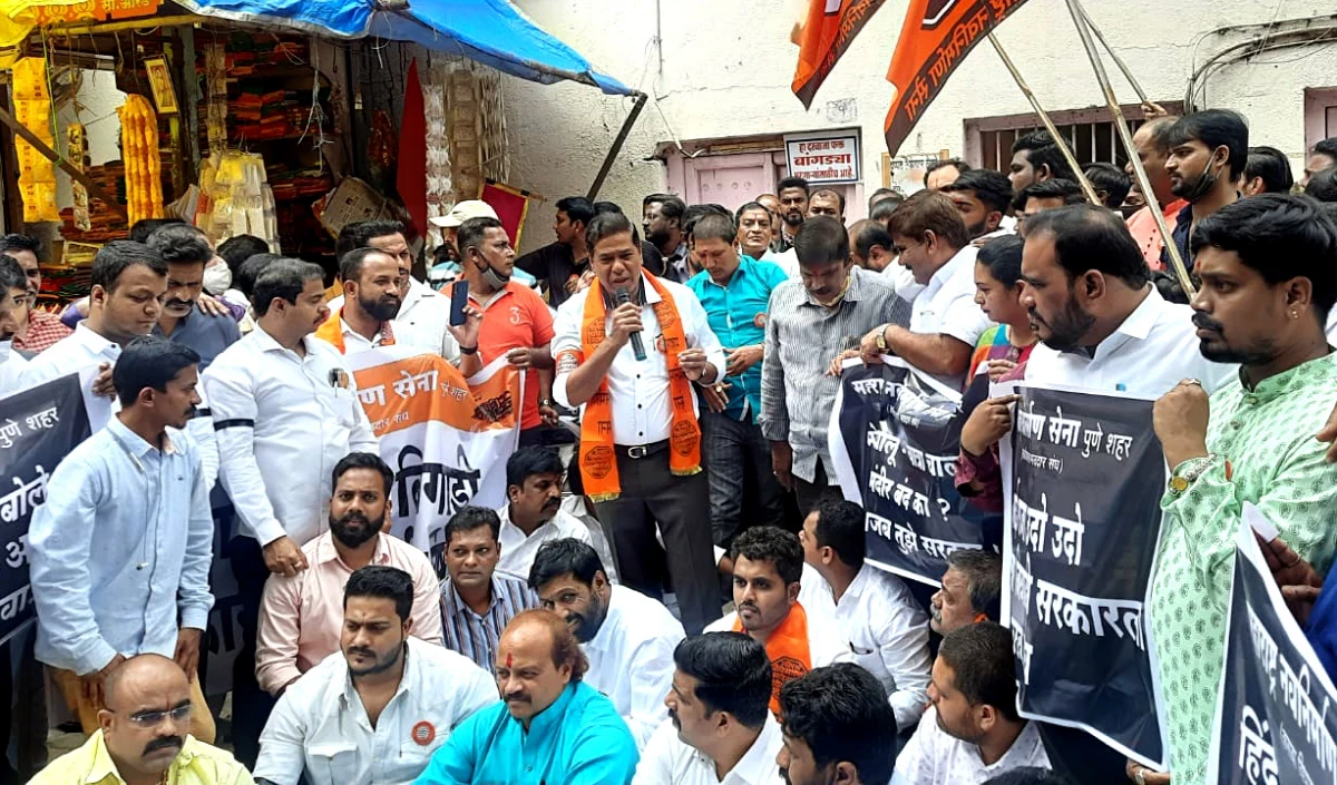 मनसे कार्यकर्ताओं ने मुंबई-अहमदाबाद राजमार्ग पर होटलों के बाहर गुजराती में लिखे साइनबोर्ड हटाए