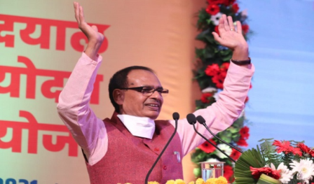 कमलनाथ पर शिवराज का निशाना, कहा- घर संभल नहीं रहा और कर्मचारियों को धमकाने निकले हैं