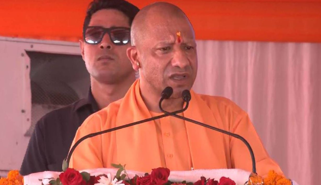 “12 बजे सोकर उठते हैं बबुआ…” पीलीभीत में अखिलेश यादव पर बरसे सीएम योगी