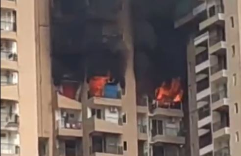 नोएडा में सोसाइटी के फ्लैट में लगी भयंकर आग, एसी फटने से हादसे की आशंका, फायर ब्रिगेड की टीम मौके पर पहुंचीं