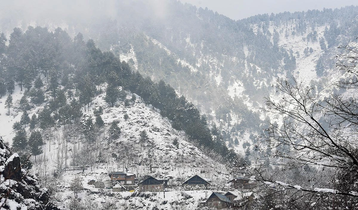 Kashmir में Morcha Top पर फँस गये थे कई जवान, बर्फ को चीर कर ग्रामीणों ने बचाई जवानों की जान