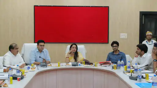सांसद हेमा मालिनी ने अफसरों के साथ की बैठक आवासीय इलाके को व्यवसायिक क्षेत्र न बनाने के दिए निर्देश