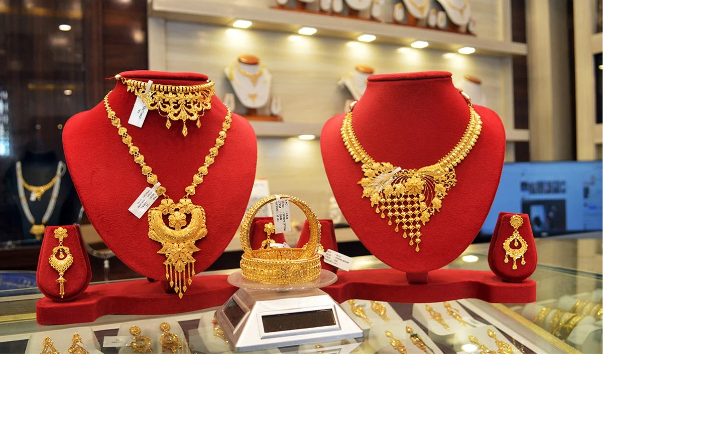 Gold Rate लगातार गिर रहे हैं, ऐसे में सस्ता सोना खरीदें या घर का पुराना सोना जल्द से जल्द बेच दें?