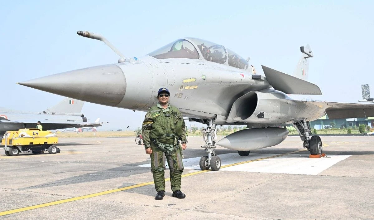 ललितपुर जिले की सदर कोतवाली क्षेत्र के महरौनी खुर्द गांव में एक व्यक्ति को अपने बुजुर्ग पिता की जमीन विवाद के चलते कथित तौर पर लाठी से पीटकर हत्या करने के आरोप में पुलिस ने बुधवार को गिरफ्तार किया। यह जानकारी अधिकारियों ने दी। ललितपुर के अपर पुलिस अधीक्षक (एएसपी) कालू सिंह ने बुधवार की शाम बताया कि सदर कोतवाली क्षेत्र के महरौनी खुर्द गांव में मंगलवार रात शंकर सिंह यादव ने अपने बुजुर्ग पिता सरनाम सिंह यादव (70) की लाठी से पीटकर कथित रूप से हत्या कर दी। उन्होंने बताया कि आरोपी बेटा अपने पिता की मौत को दिनभर छिपाए रहा और बुधवार अपराह्न करीब चार बजे उसने खुद कोतवाली पहुंच कर घटना की जानकारी दी, जिसके बाद उसे गिरफ्तार कर लिया गया। एएसपी ने बताया कि अब तक की जांच में सामने आया कि सरनाम सिंह यादव अपनी दो एकड़ कृषि भूमि किसी अन्य को बेचना चाह रहा था। उन्होंने बताया कि इसी विवाद के चलते उसके इकलौते बेटे शंकर सिंह यादव ने उसकी लाठियों से पीटकर कथित रूप से हत्या कर दी। पुलिस अधिकारी ने बताया कि सदर कोतवाली में हत्या का एक मामला दर्ज करके शव को पोस्टमॉर्टम के लिए भेज दिया गया है और आगे की विधिक कार्रवाई की जा रही है।