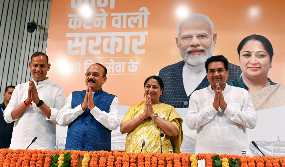 दिल्ली में BJP सरकार के 100 दिन पूरे, CM रेखा गुप्ता बोलीं- सड़कों पर लोगों के बीच कर रहे काम