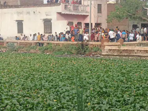 बाह में किशोरी लापता आत्महत्या की आशंका तालाब के पास मिले चप्पल