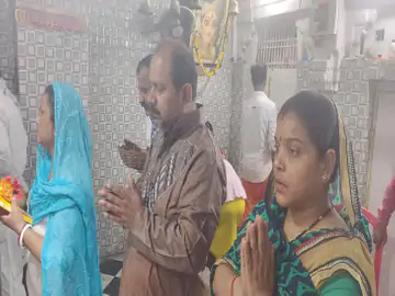 काशी में मां बागेश्वरी देवी के मंदिर में दर्शन-पूजन के लिए उमड़े श्रद्धालु जय माता दी के लगे जयकारे