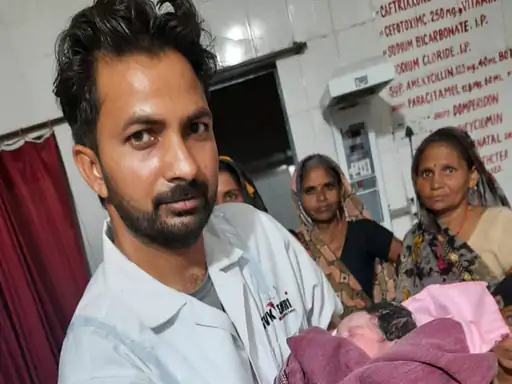 हाथरस में एंबुलेंस में महिला ने बच्चे को दिया जन्म जच्चा-बच्चा दोनों स्वस्थ