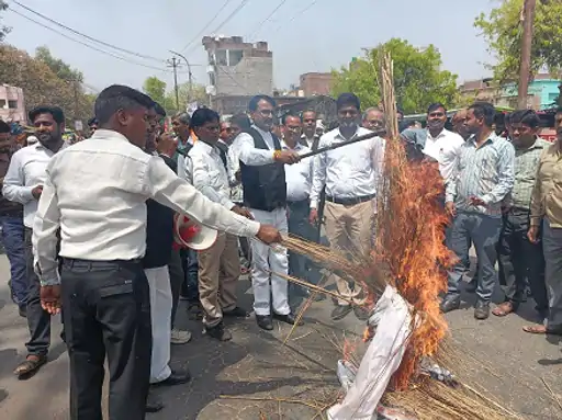 उन्नाव के बार एसोसिशन अध्यक्ष का फूंका पुतला हरदोई मार्ग को जाम कर मुर्दाबाद के लगाए नारे