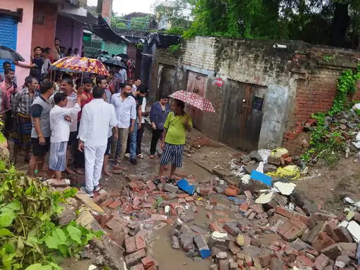 दीवार गिरने से दो सगी बहनों की मौत एक घायल