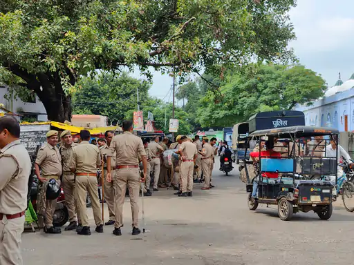 नमाज के बाद महिलाओं का आत्मदाह करने का ऐलान मस्जिदों के बाहर तैनात की गई पुलिस