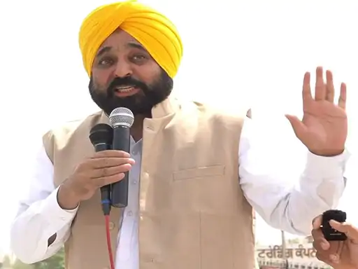 खाली गाड़ियां देख युवा बोले- पहले वाली बात नहीं रही भगवंत मान ने फूल फेंक दिया जवाब