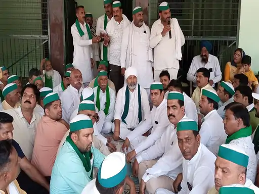 टिकैत बोले मीटर लगाकर फ्री बिजली का फार्मूला बताए सरकार मुजफ्फरनगर में भाकियू की बैठक