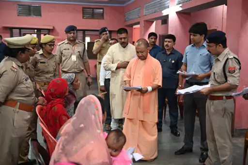 गोरखनाथ मंदिर में योगी ने सुनी 600 से अधिक फरियाद