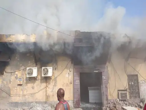 वाराणसी के झुनझुनवाला पशु आहार कार्यालय में लगी आग 10 कंप्यूटर 12 एसी और कई दस्तावेज जलकर राख