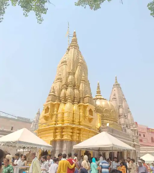 स्वर्णमयी हुआ बाबा विश्वनाथ का दरबार गर्भगृह से लेकर मंदिर के बाहर की दीवारों पर चढ़ाए गए सोने के पत्तर