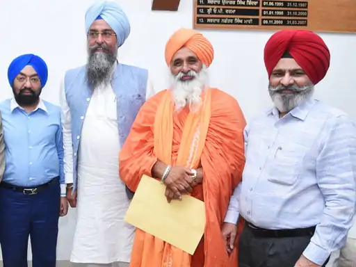 निर्विरोध चुने गए AAP कैंडिडेट संत सीचेवाल और विक्रमजीत साहनी को मिला जीत का सर्टिफिकेट