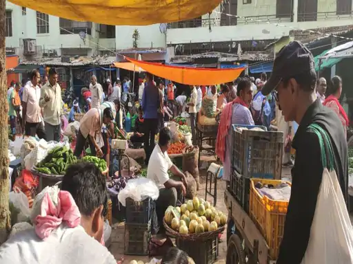 वाराणसी की मंडियों में कम हैं सब्जियों के भाव शहर में मनमाना रेट पर बेच रहे फुटकर दुकानदार