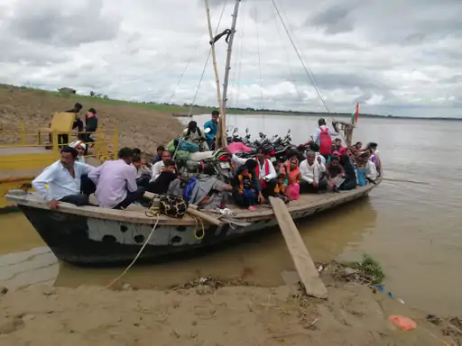 प्रशासन ने अवैध नावों को चलने से रोका एसडीएम बोले-बिना सुरक्षा नहीं चलने देंगे बोट