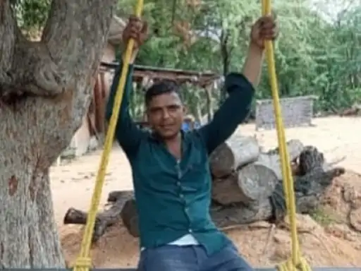 पेड़ से टकराई कार में लगी आग युवक की मौत पूरनपुर अड्‌डे पर नंबर लगाने जा रहा था