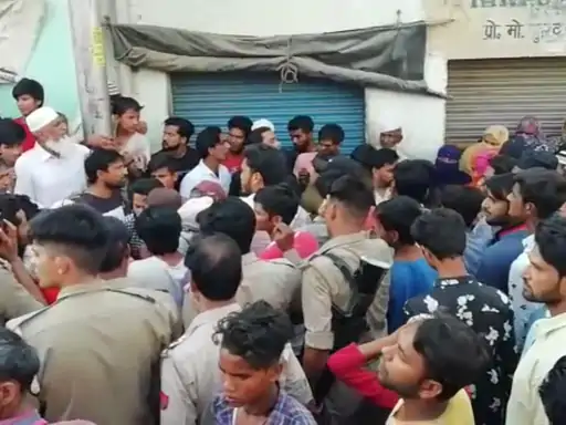 अनियंत्रित ट्रैक्टर दुकान के स्लैब पर चढ़ा हादसे में दो लोग घायल नगर पंचायत का है ट्रैक्टर