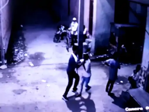 नशे में धुत पुलिस कांस्टेबल ने की मारपीट सस्पेंड मुजफ्फरनगर में रात के समय जमकर हुआ हंगामा हिरासत में लेकर कराया मेडिकल