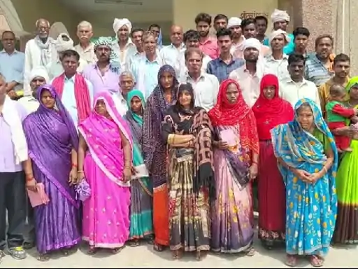 मैनपुरी में राशन डीलर की मनमानी से ग्रामीण परेशान