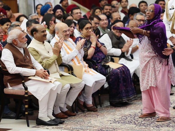Padma Awards Ceremony: पद्म पुरस्कार विजेता ने अपना दुपट्टा फैलाकर पीएम मोदी से कहा- आपने खुशियों से हमारी झोली को भर दिया