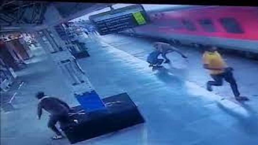 Uttar Pradesh चलती ट्रेन में मौत के मुंह में जाने से बचे दो यात्री RPF जवान ने बचाई जान