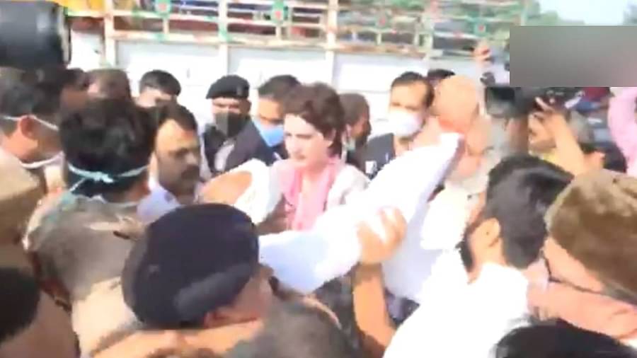 सफाईकर्मी के परिजनों से मिलने आगरा जा रही थीं प्रियंका गांधी, पुलिस ने रोका, कहा- ‘आपके पास परमीशन नहीं है’