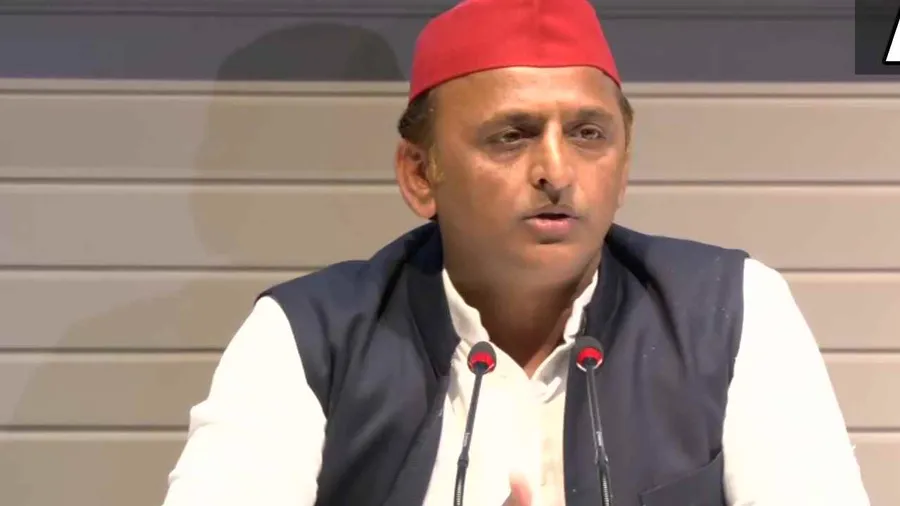 अखिलेश यादव का बड़ा आरोप- DM पर प्रमुख सचिव डाल रहे दबाव जहां हार रही BJP वहां काउंटिंग स्लो कराने के दिए निर्देश