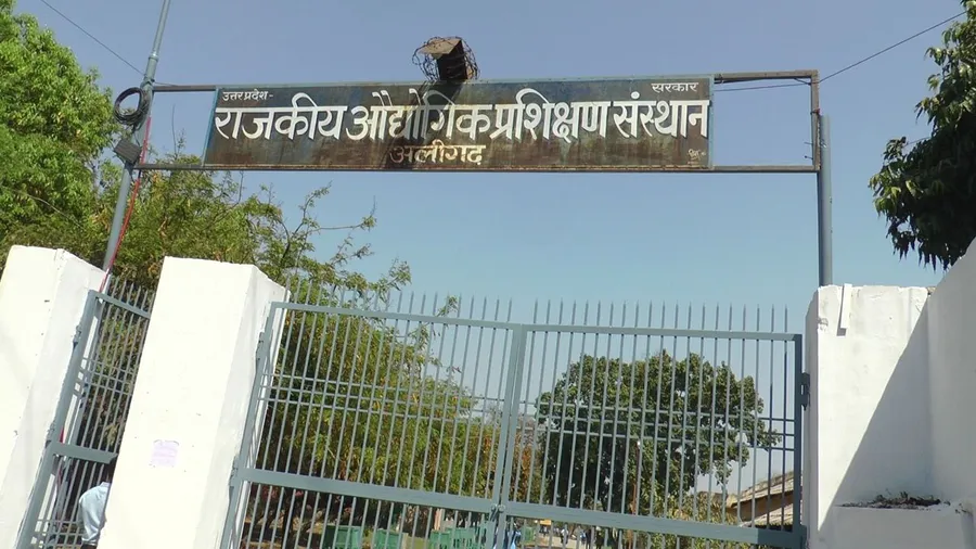 अलीगढ़: ITI में बुर्के और टोपी के विरोध में भगवा गमछा पहनकर पहुंचा छात्र विवाद के बाद शिक्षकों ने सुलझाया मुद्दा