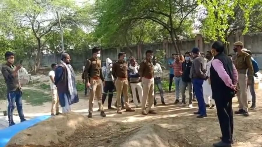 अलीगढ़ में मौत के 6 महीने बाद शव कब्र से निकलवाया! बच्चे बोले- मामाओं ने की थी अब्बू की हत्या पोस्टमार्टम कर पता लगाई जाएगी सच्चाई