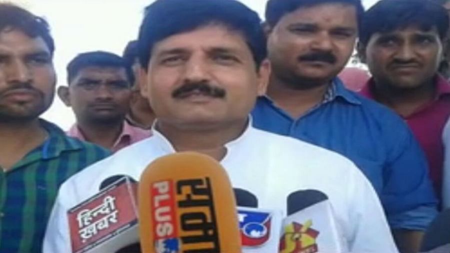 यूपी के मैनपुरी में आपस में भिड़े SP विधायक और पूर्व मंत्री पूर्व कैबिनेट मंत्री के खिलाफ FIR दर्ज