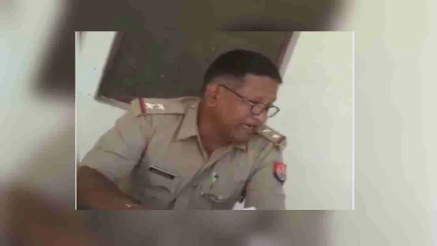 मृतक की पत्नी ने थाने पहुंचकर किया सवाल दरोगा ने जवाब में दी भद्दी-भद्दी गालियां बोला- जो करना है कर लेना