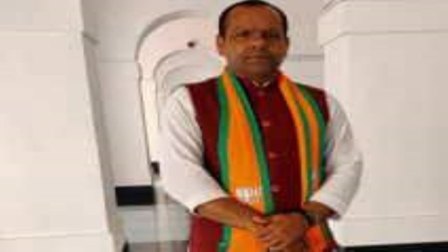 मेरठ में शव दफनाने पर दो पक्षों के बीच हुआ बवाल पुलिस ने किया लाठीचार्ज बीजेपी नेता गिरफ्तार