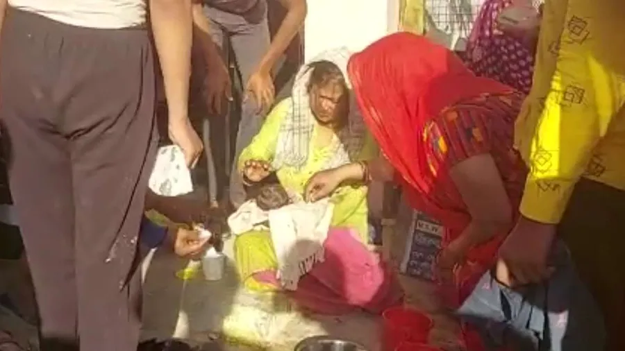 शादी के 14 साल बाद निसंतान दंपति को कचरे के ढेर में मिली नवजात बच्ची पालने की इच्छा जाहिर की तो