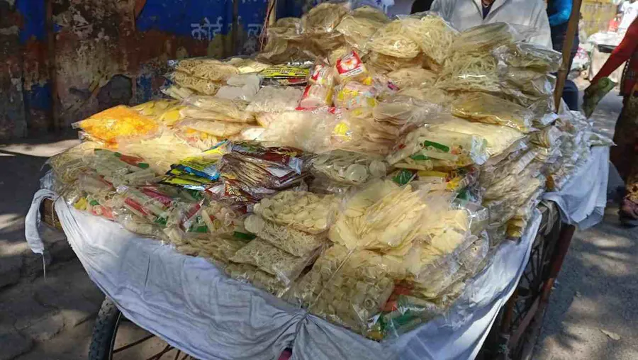 बरेली में बिक रहे रंगीन कचरी-पापड़ कहीं बिगाड़ न दें आपकी सेहत होली में बड़े पैमाने पर खपाने की तैयारी