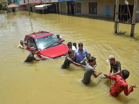 बाढ़ से बेहाल बेंगलुरु के कुछ हिस्सों में आज स्कूल बंद