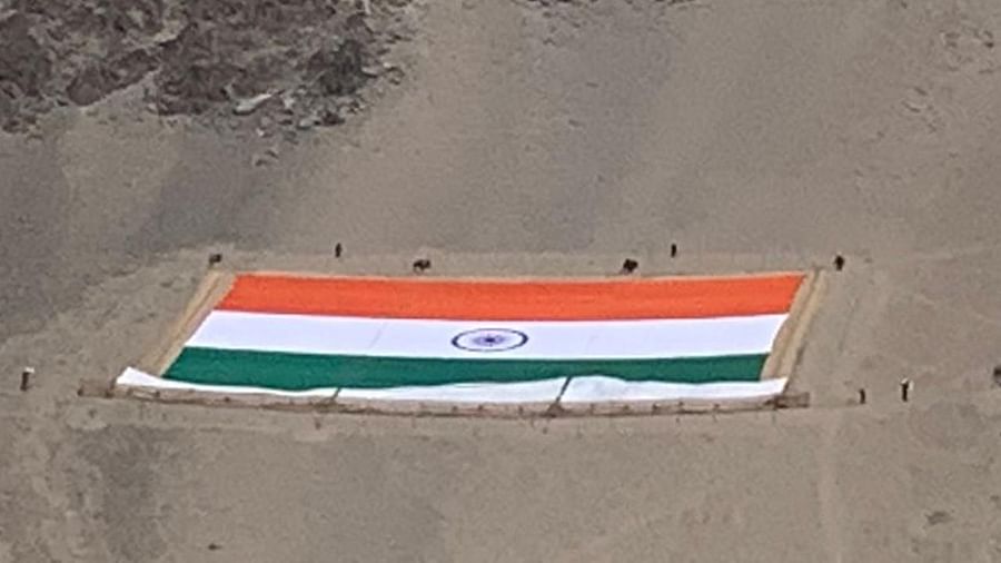 लेह में लहराया हाथ से बना देश का सबसे बड़ा तिरंगा केंद्र शासित प्रदेश ने बापू को इस अंदाज में दी श्रद्धांजलि