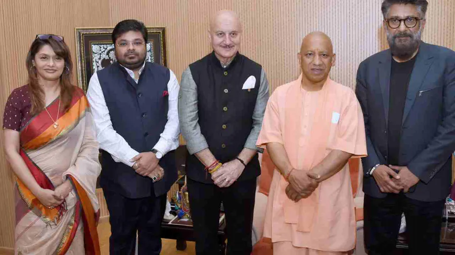 कल योगी लगातार दूसरी बार लेंगे CM पद की शपथ समारोह में शामिल होंगे द कश्मीर फाइल्स के निर्माता और स्टार अनुपम खेर