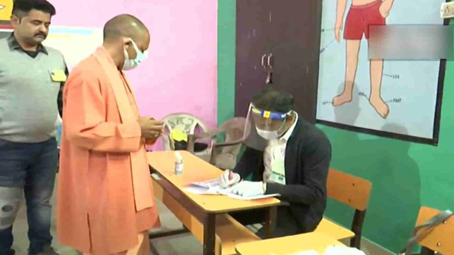  छठे चरण के लिए मतदान शुरू CM योगी आदित्यनाथ ने डाला वोट बोले- निर्णायक मोड़ पर हैं चुनाव